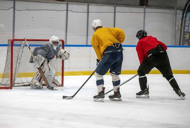 Reporter på hal is: Testar målvaktslivet i Österåker Vikings A-lag Reporter på hal is: Testar målvaktslivet i Österåker Vikings A-lag