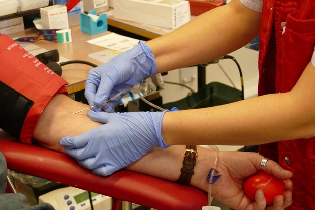 Dubbelt s mnga blodgivare behvs 