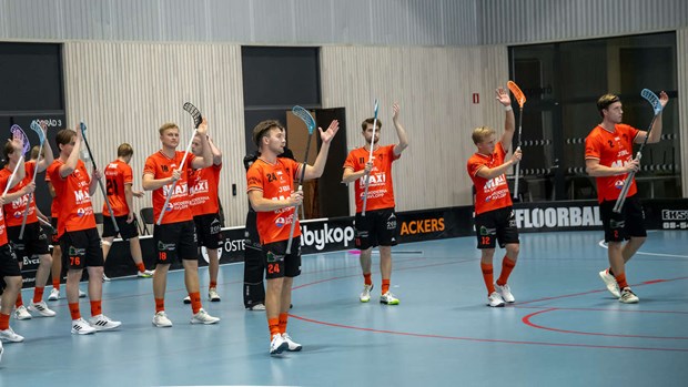 Ackers drar st�rsta publiken � och jagar serieledningen 