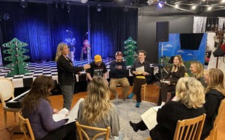 Revy som lyser upp vintermrkret