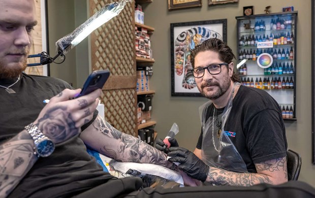 Jubilerande tatuerare hamnade i branschen av en slump 