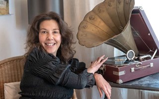 Olivia Stevens – spontan, sprakande och scenkär