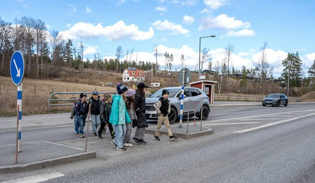 Barn korsar livsfarlig väg – utan övergångsställe Barn korsar livsfarlig väg – utan övergångsställe