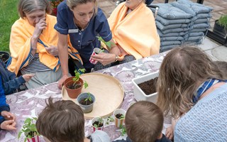 Barnbesk sprider gldje p ldreboende