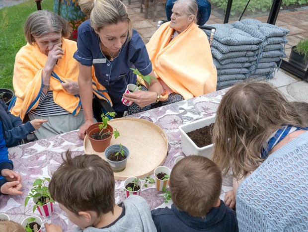 Barnbesk sprider gldje p ldreboende