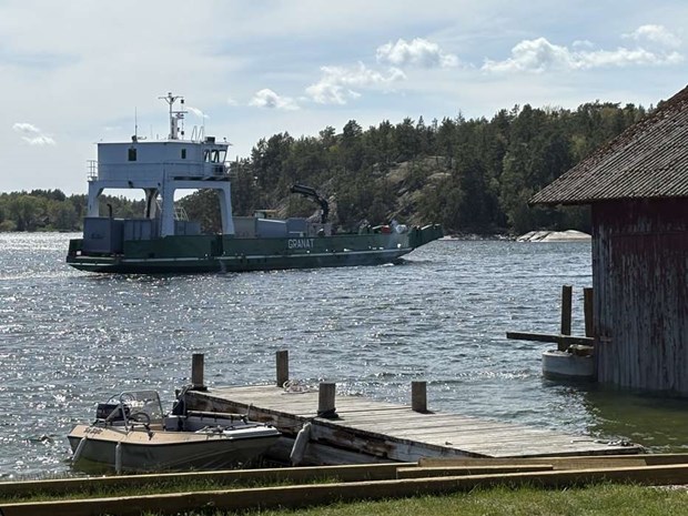Öbor får ta egen båt till soptunnorna Öbor får ta egen båt till soptunnorna