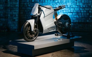 Joel tog elhojen till Europa