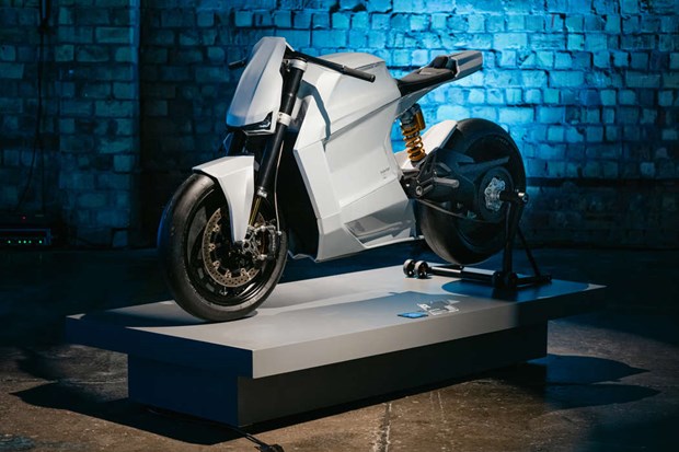 Joel tog elhojen till Europa