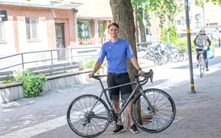 Isak cyklade 100 mil  fr barn i Ukraina 