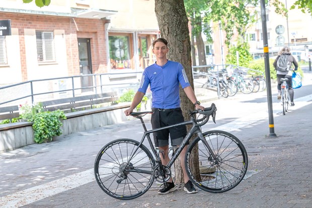 Isak cyklade 100 mil  fr barn i Ukraina 