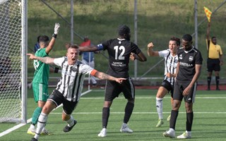 Halva laget nytt  men FC hller ihop 