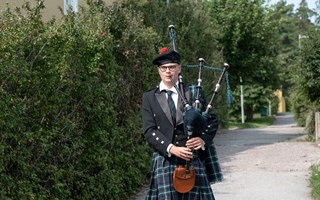 Sckpipemannen marscherar genom Sra 