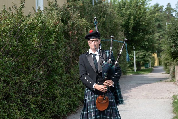 Sckpipemannen marscherar genom Sra 