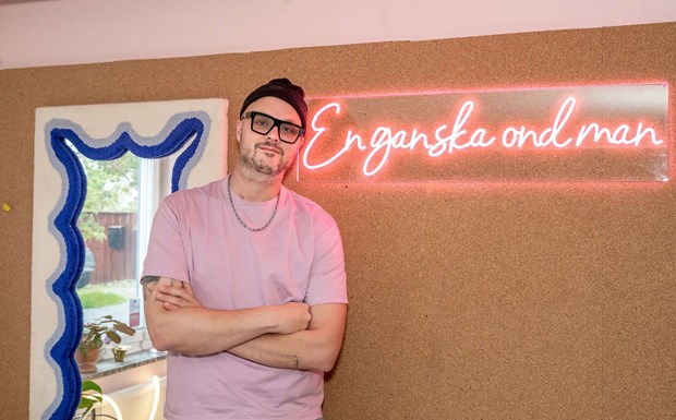 Revykung i Åkersberga blir romanförfattare