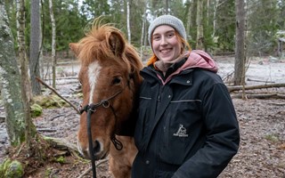 Ida bygger broar mellan människa och häst