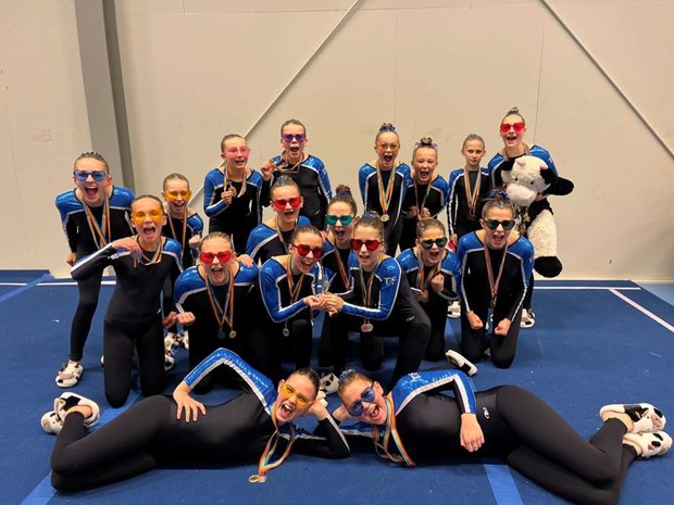 Truppgymnaster intog pallen Truppgymnaster intog pallen