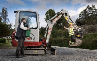 Gr�vmaskinisten Theo charmar TV-publiken