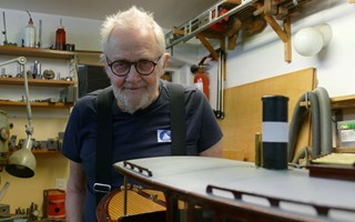 Hans st�ller ut sina b�tar p� L�nsmansg�rden