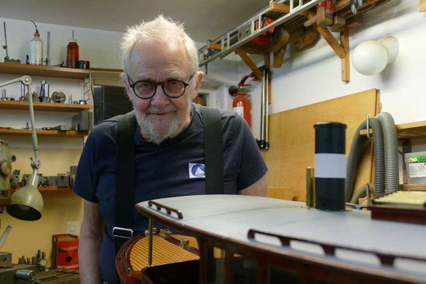 Hans st�ller ut sina b�tar p� L�nsmansg�rden