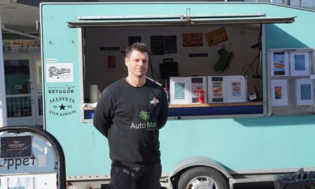 Korvens dag p� torget � grillkorven regerar