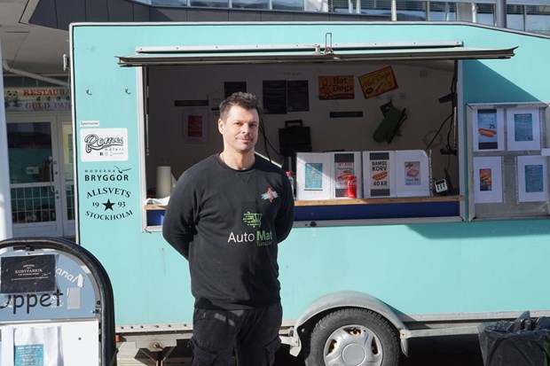 Korvens dag p� torget � grillkorven regerar