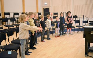 Gossk�rer samlas f�r gemensam konsert