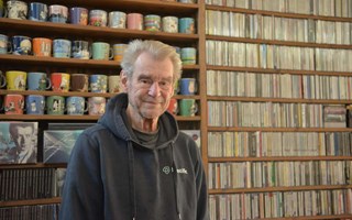 Robert säljer samling för en god sak