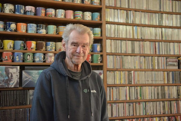 Robert s�ljer samling f�r en god sak