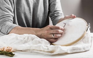 Nu kan du brodera din hemort