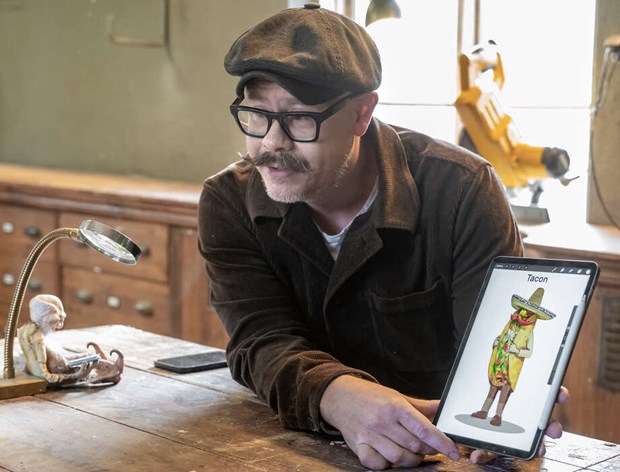 Tv� �gg i tyrolerhatt och en sjungande h�stack