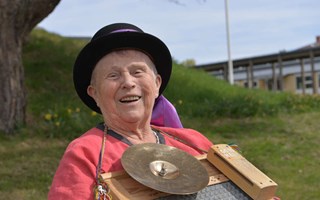 Monica, 86, h�ller takten med tv�ttbr�dan 