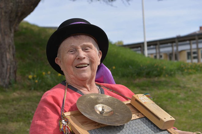 Monica, 86, håller takten med tvättbrädan