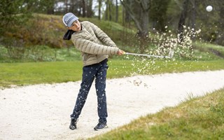 Unga golfare laddar f�r ligaspel