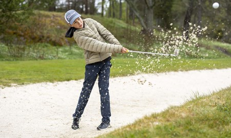 Unga golfare laddar för ligaspel