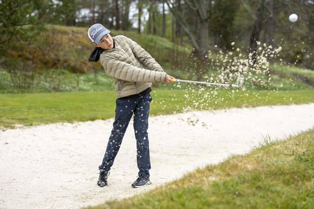Unga golfare laddar f�r ligaspel