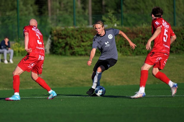 Fr�n 1�9 till en j�mn kamp mot serieledaren 
