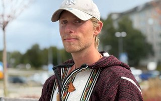 Han hjälper andra gratis – för att leva rätt