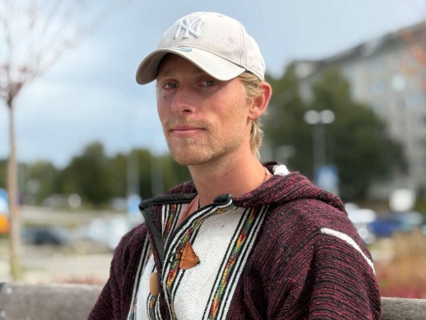 Han hjälper andra gratis – för att leva rätt Han hjälper andra gratis – för att leva rätt