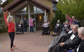 H�r promenerar yngre och �ldre tillsammans 