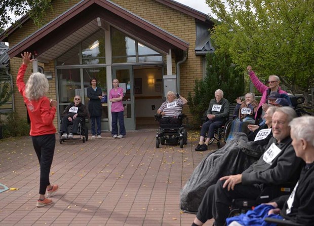 H�r promenerar yngre och �ldre tillsammans 