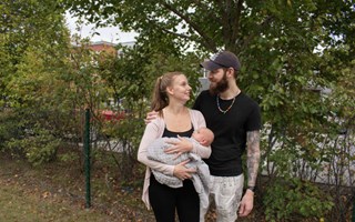 Ebba råddes att vänta – födde sonen i säte hemma
