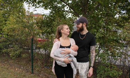 Ebba r�ddes att v�nta � f�dde sonen i s�te hemma 