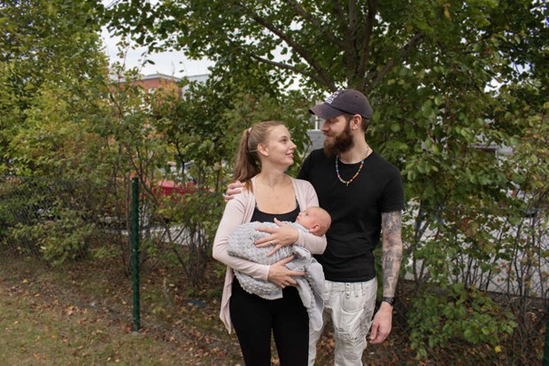 Ebba r�ddes att v�nta � f�dde sonen i s�te hemma 