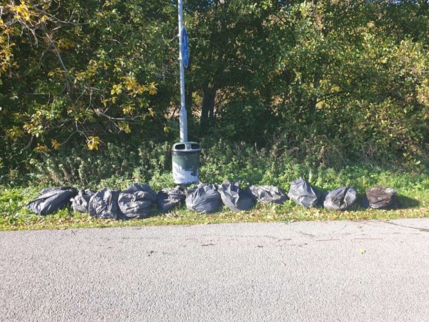 Daniel har plockat upp 19 soppåsar ur ån Daniel har plockat upp 19 soppåsar ur ån